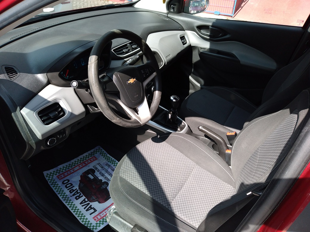 Chevrolet Onix Vermelho