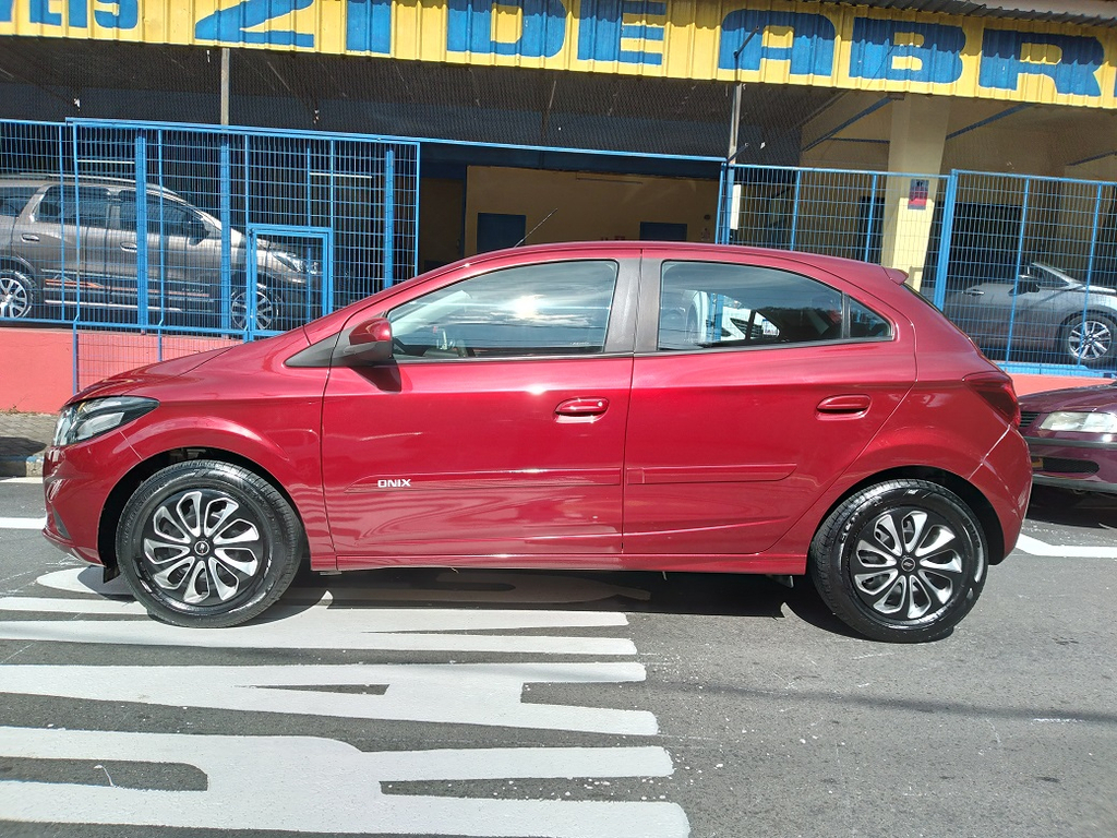 Chevrolet Onix Vermelho