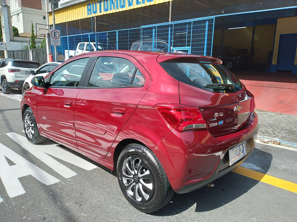 Chevrolet Onix Vermelho