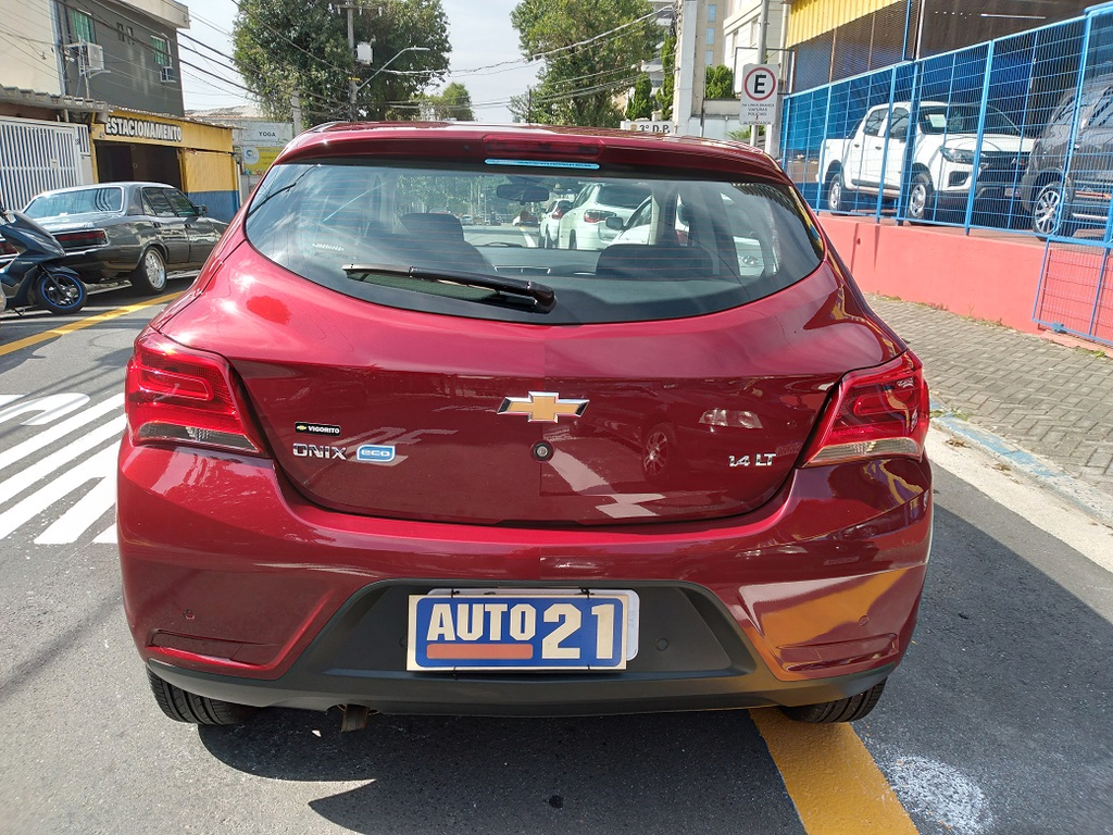 Chevrolet Onix Vermelho