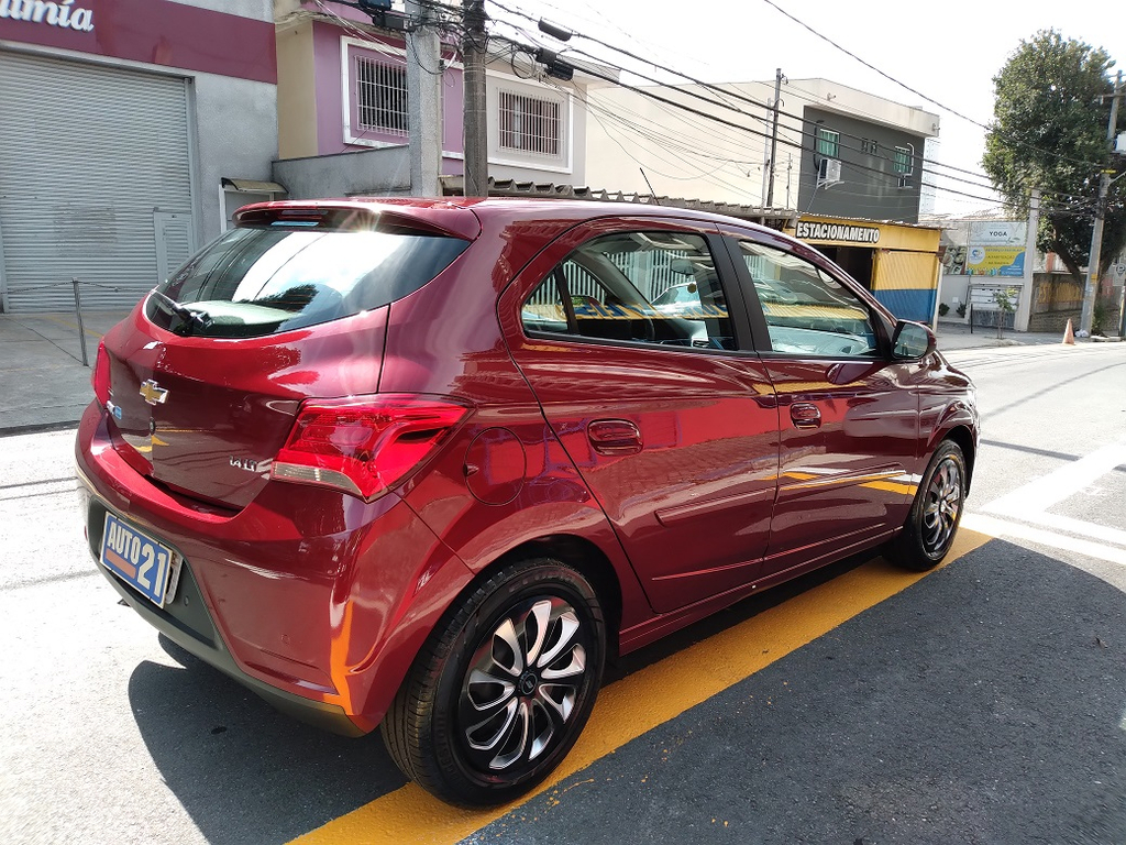 Chevrolet Onix Vermelho