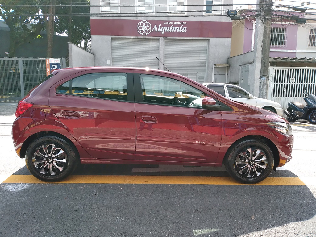 Chevrolet Onix Vermelho