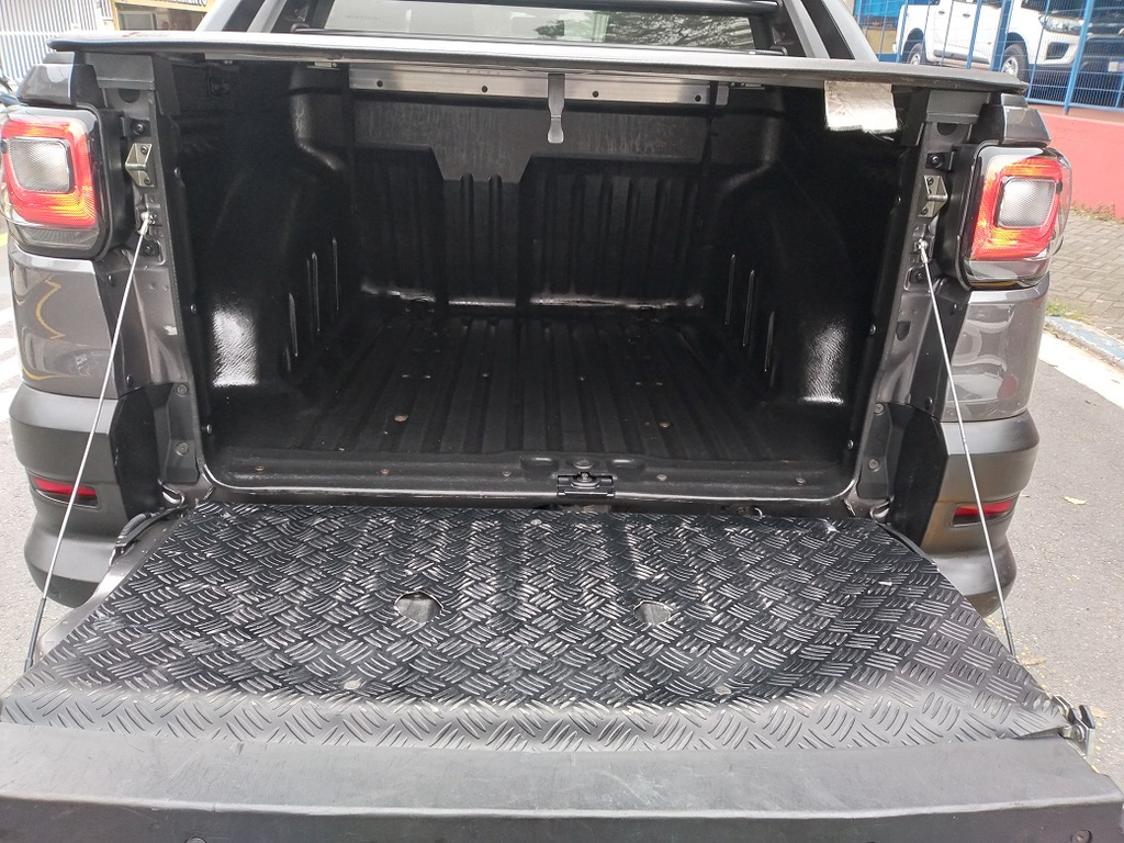 Fiat Strada Cinza