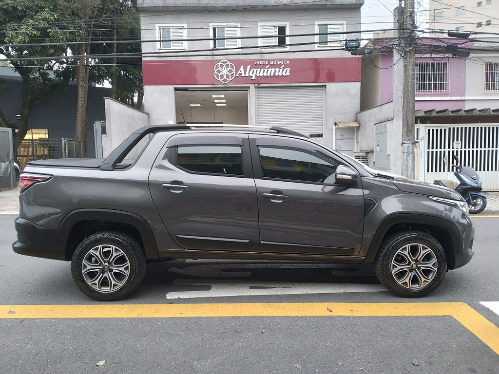 Fiat Strada Cinza