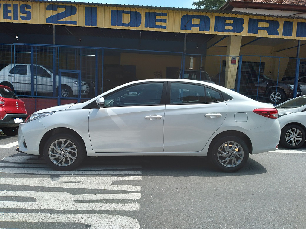 Toyota Yaris Sedan Branco