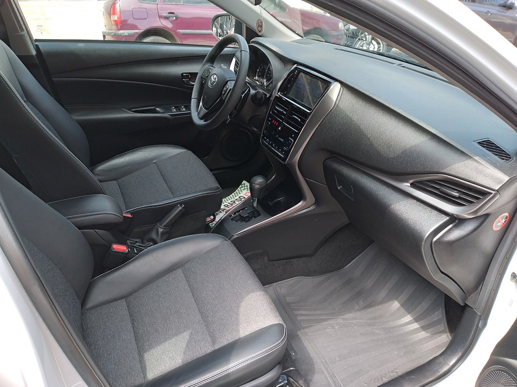 Toyota Yaris Sedan Branco