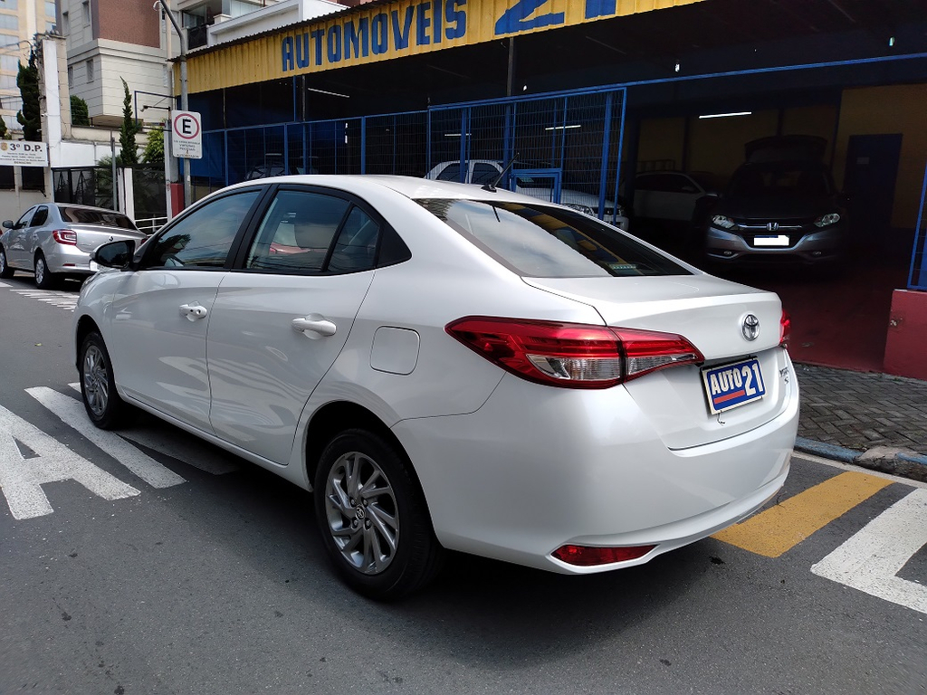 Toyota Yaris Sedan Branco
