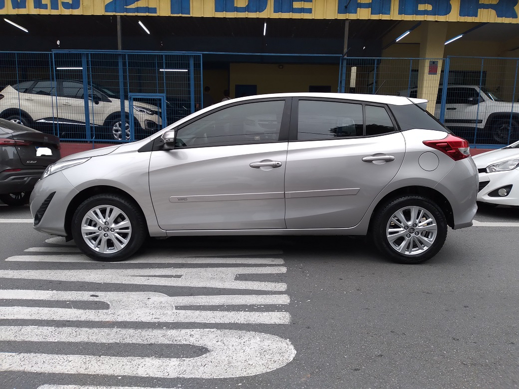 Toyota Yaris Hatch Prata
