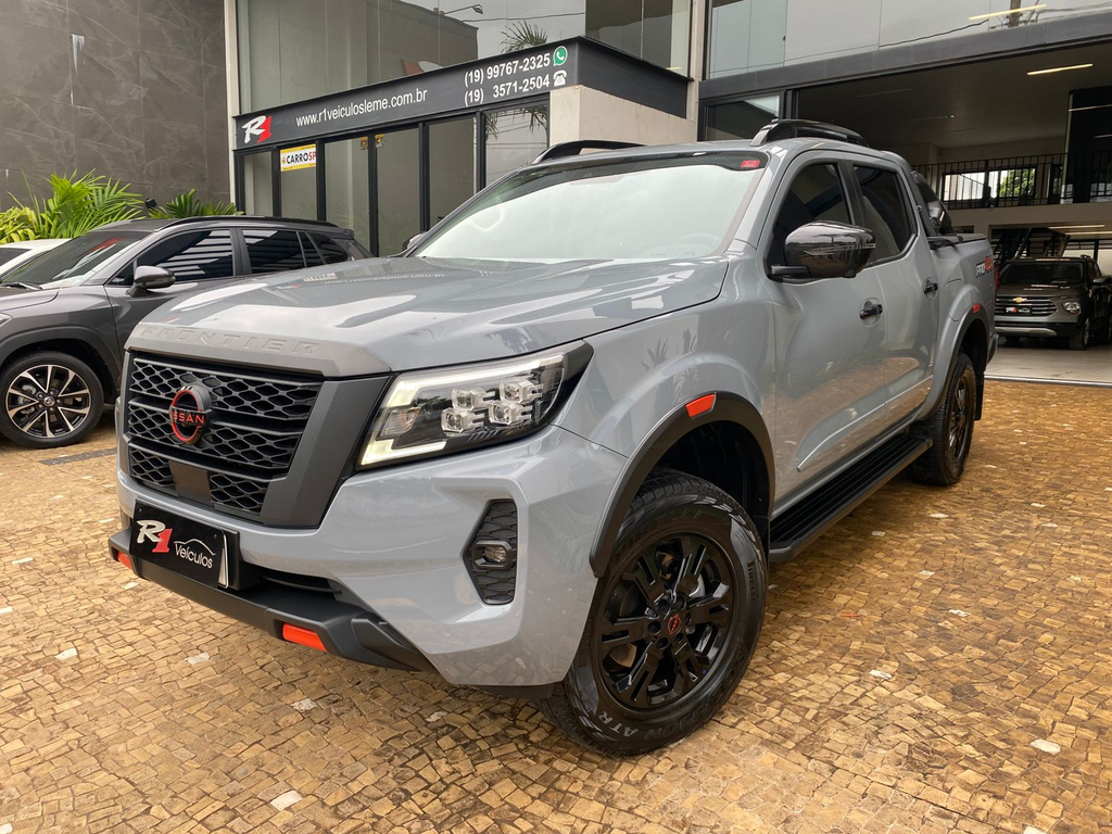 Nissan Frontier Cinza