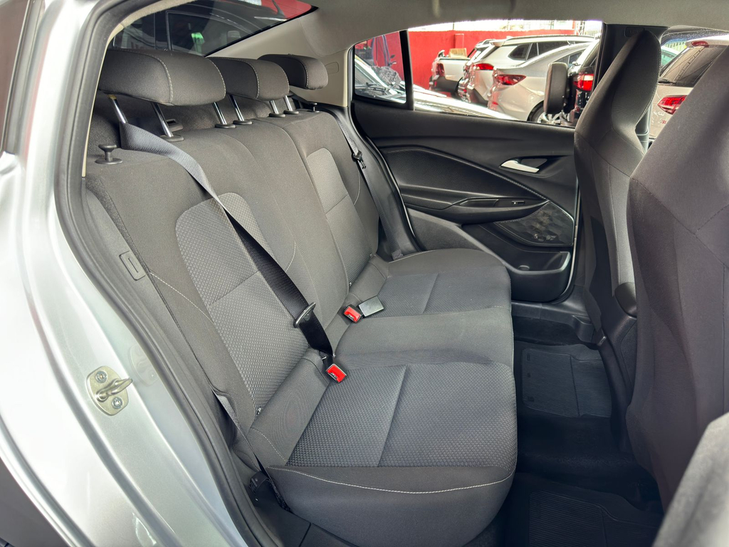 Chevrolet Onix Sedan Prata