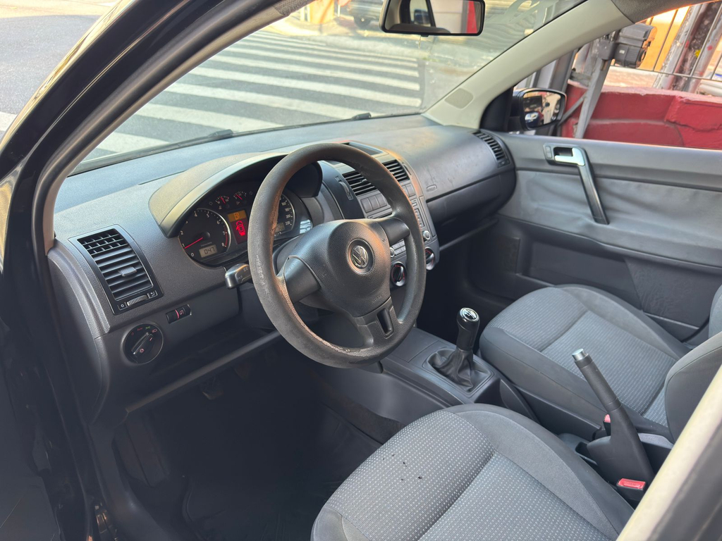 Volkswagen Polo Sedan Preto