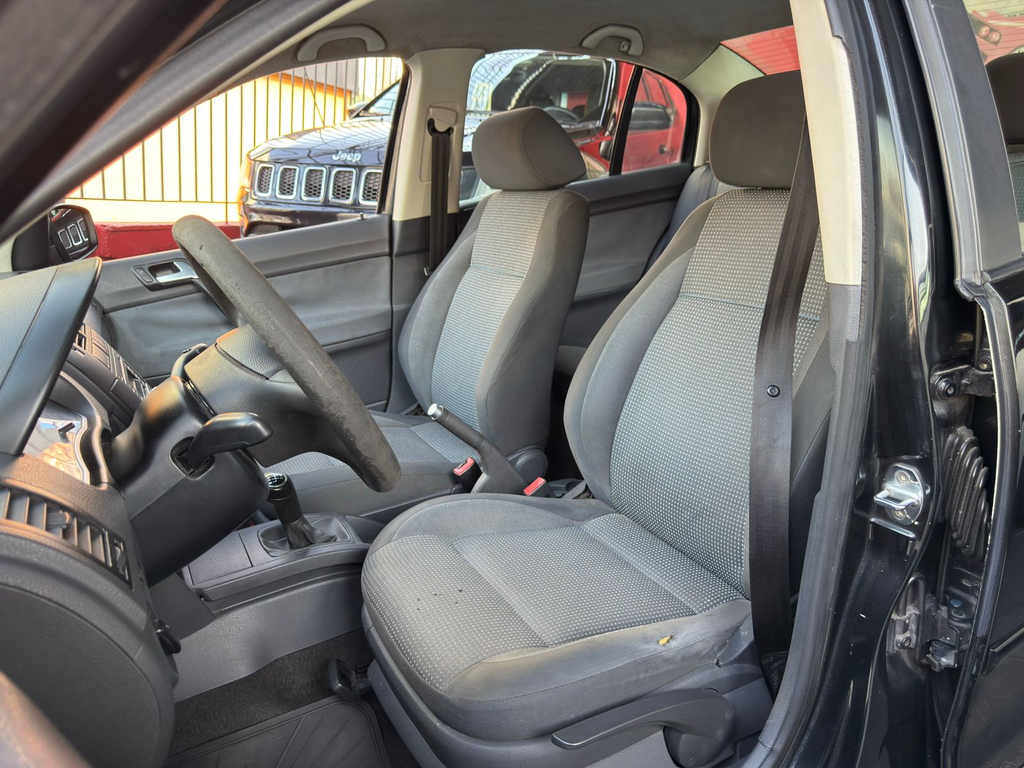 Volkswagen Polo Sedan Preto