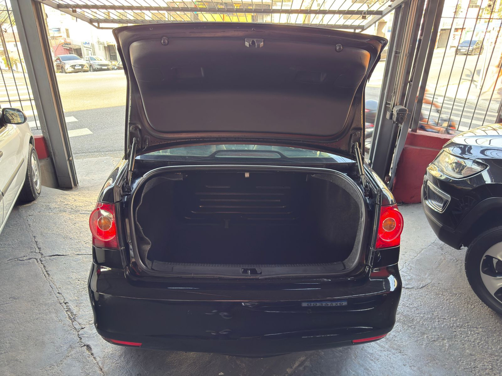 Volkswagen Polo Sedan Preto