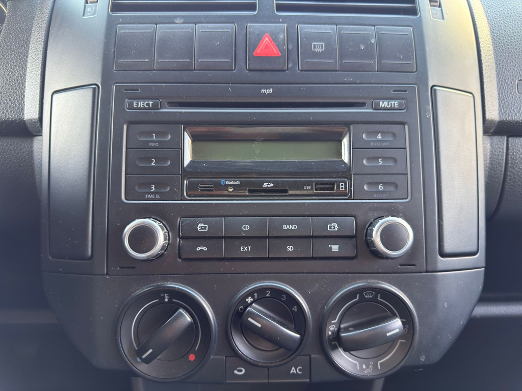 Volkswagen Polo Sedan Preto