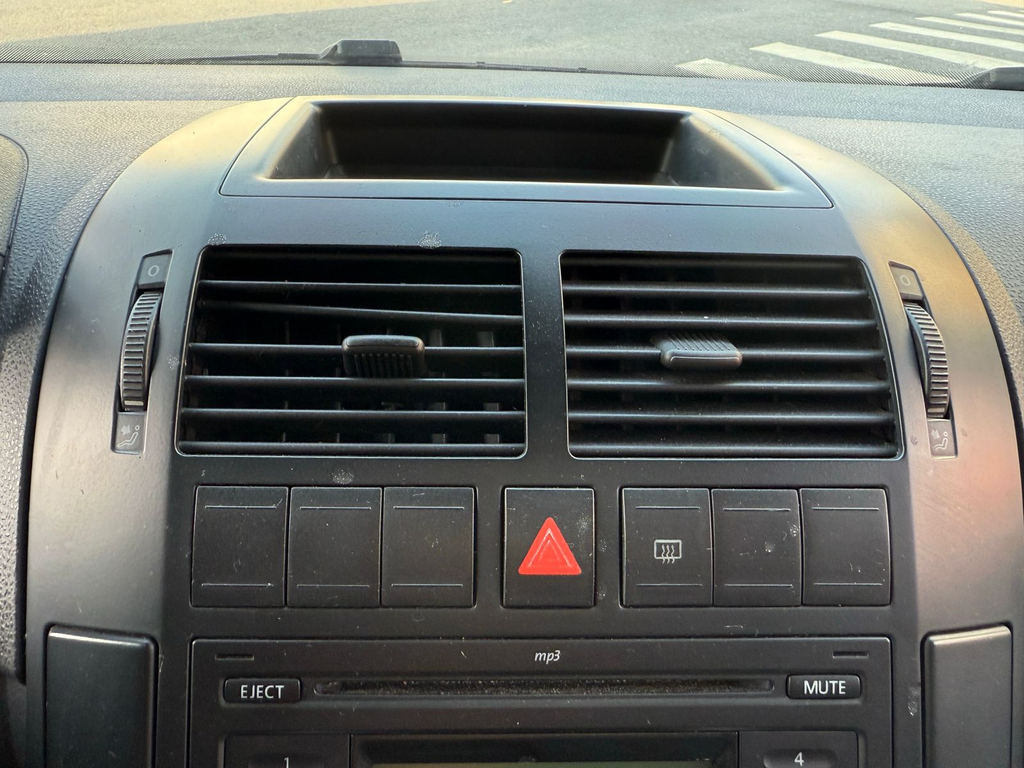 Volkswagen Polo Sedan Preto