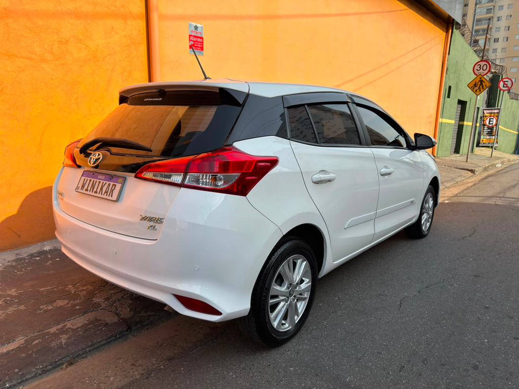 Toyota Yaris Branco