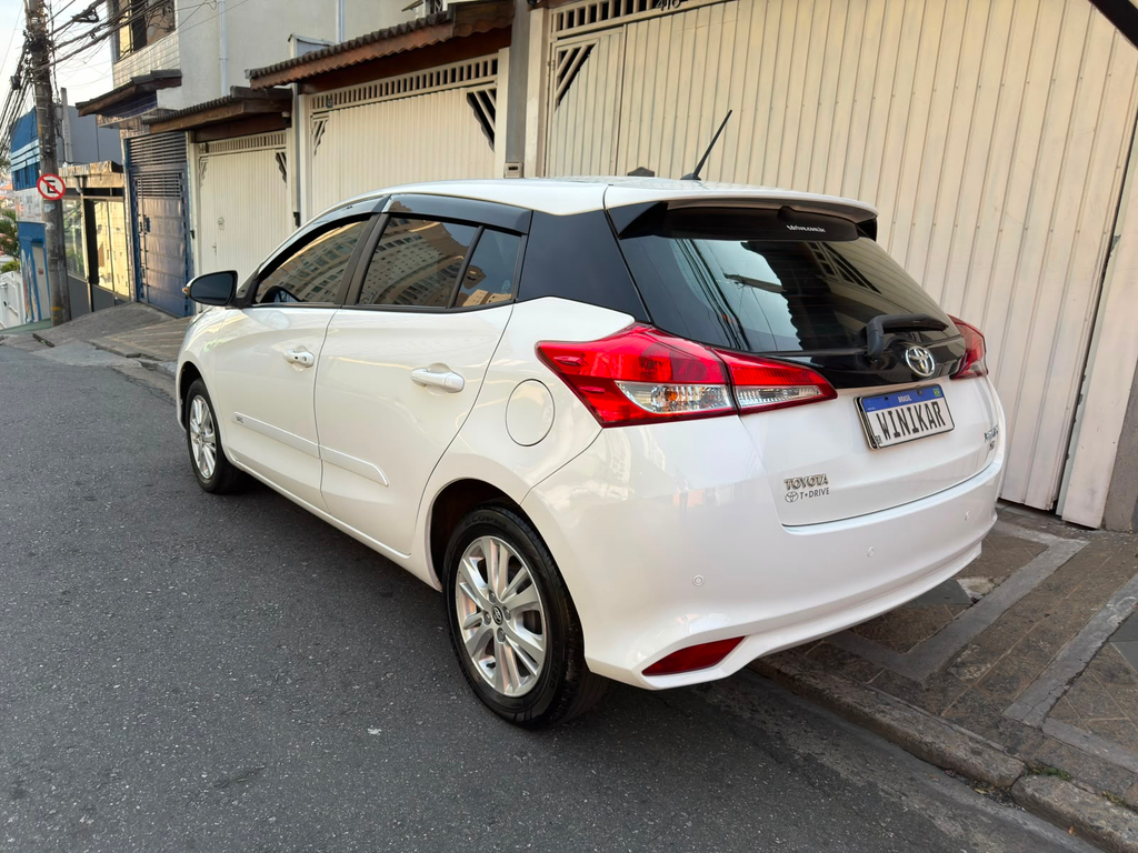 Toyota Yaris Branco