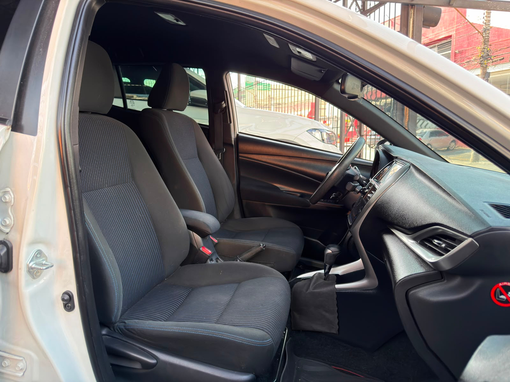 Toyota Yaris Branco