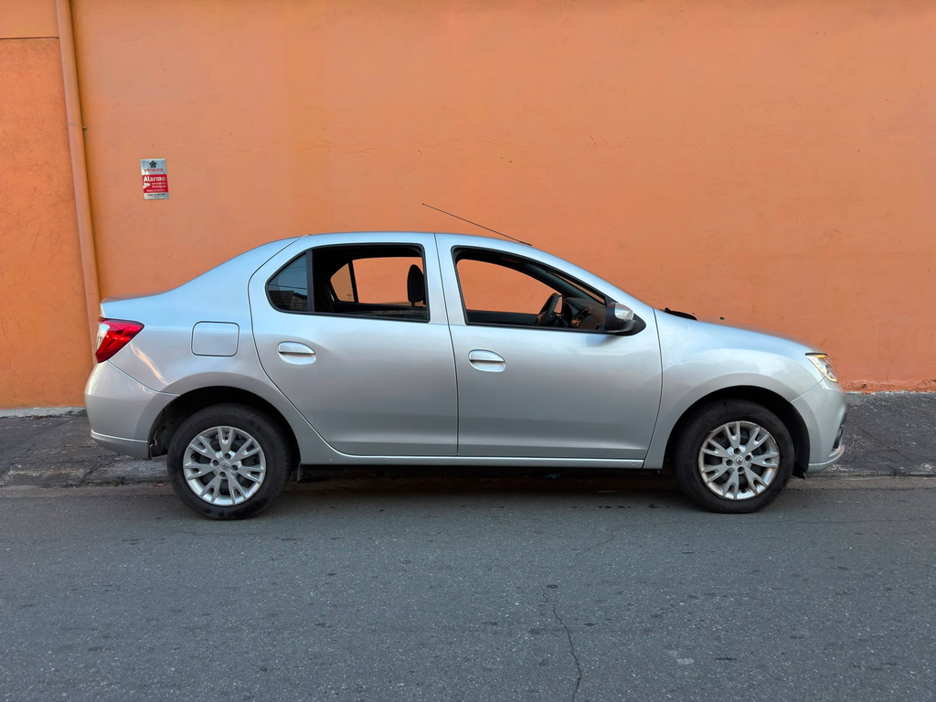 Renault Logan Prata