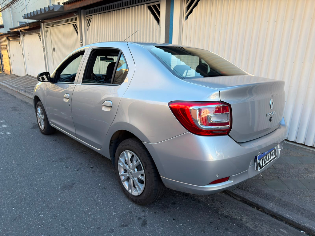 Renault Logan Prata