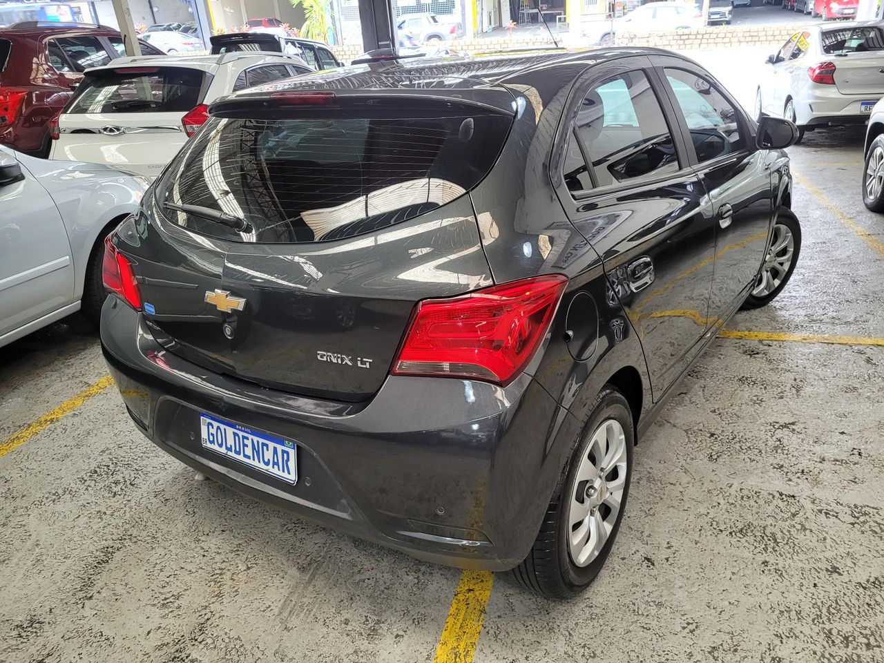 Chevrolet Onix Cinza