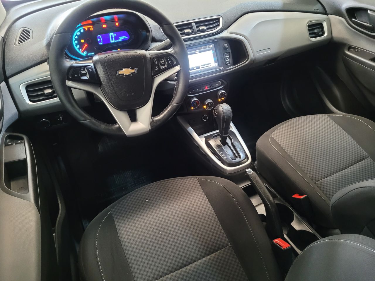 Chevrolet Onix Cinza