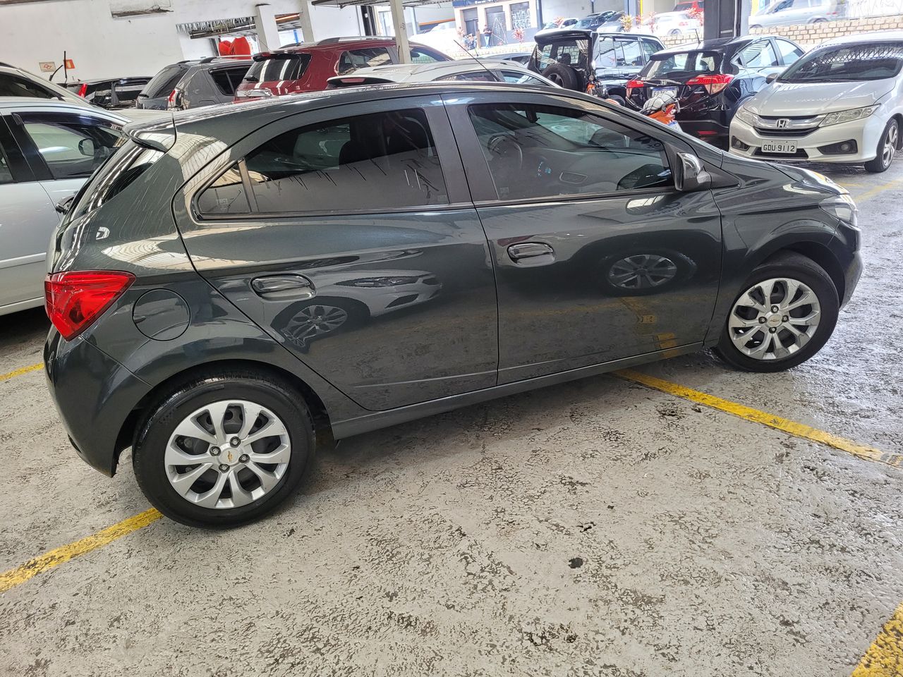 Chevrolet Onix Cinza