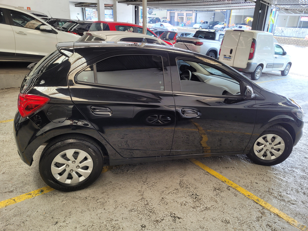 Chevrolet Onix Preto