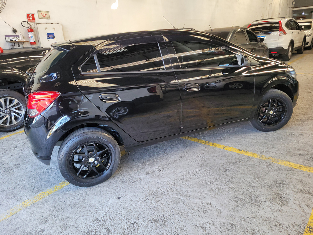 Chevrolet Onix Preto