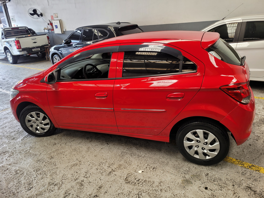 Chevrolet Onix Vermelho