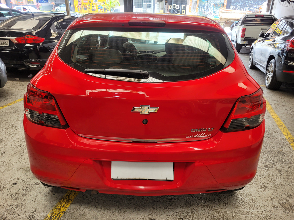 Chevrolet Onix Vermelho