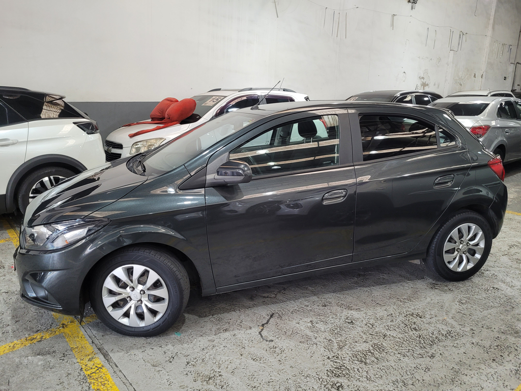 Chevrolet Onix Cinza