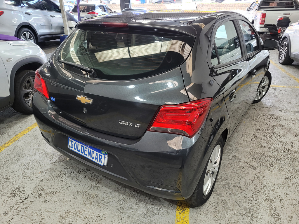 Chevrolet Onix Cinza
