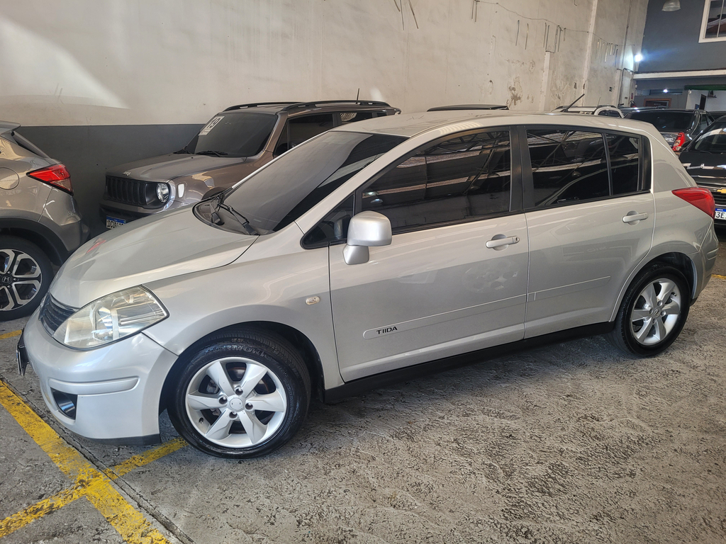 Nissan Tiida Prata