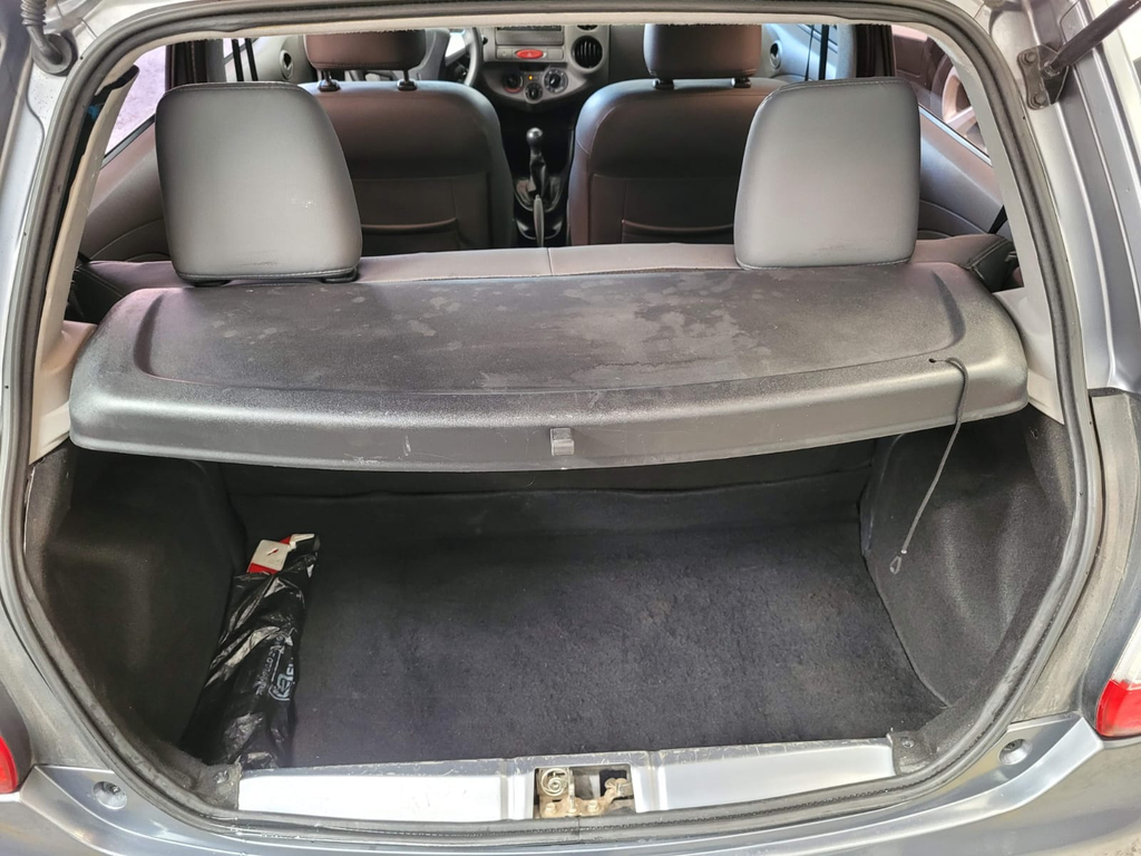 Toyota Etios Hatch Cinza