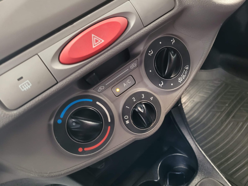 Toyota Etios Hatch Cinza