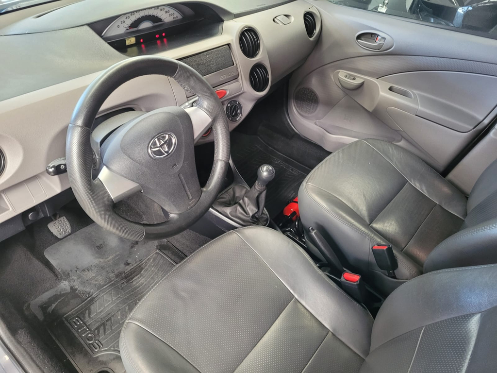 Toyota Etios Hatch Cinza