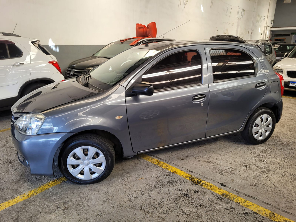 Toyota Etios Hatch Cinza