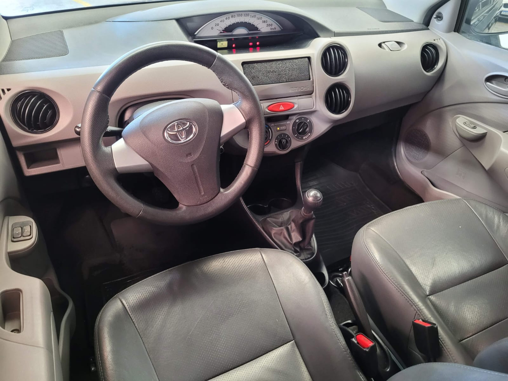 Toyota Etios Hatch Cinza