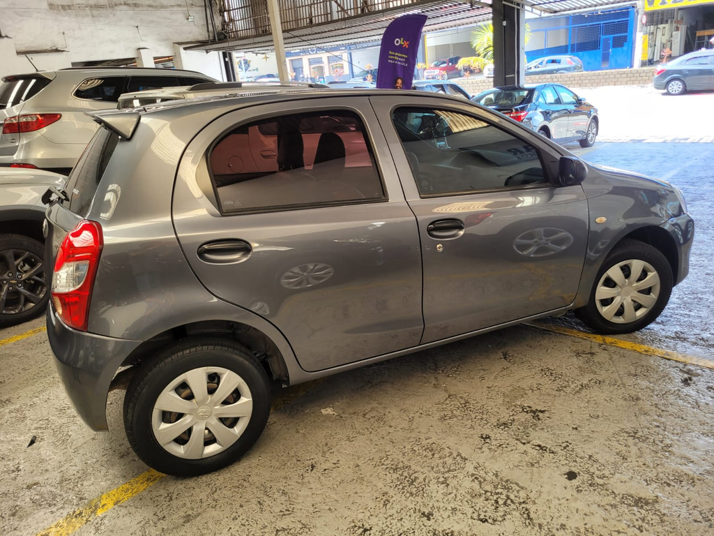 Toyota Etios Hatch Cinza