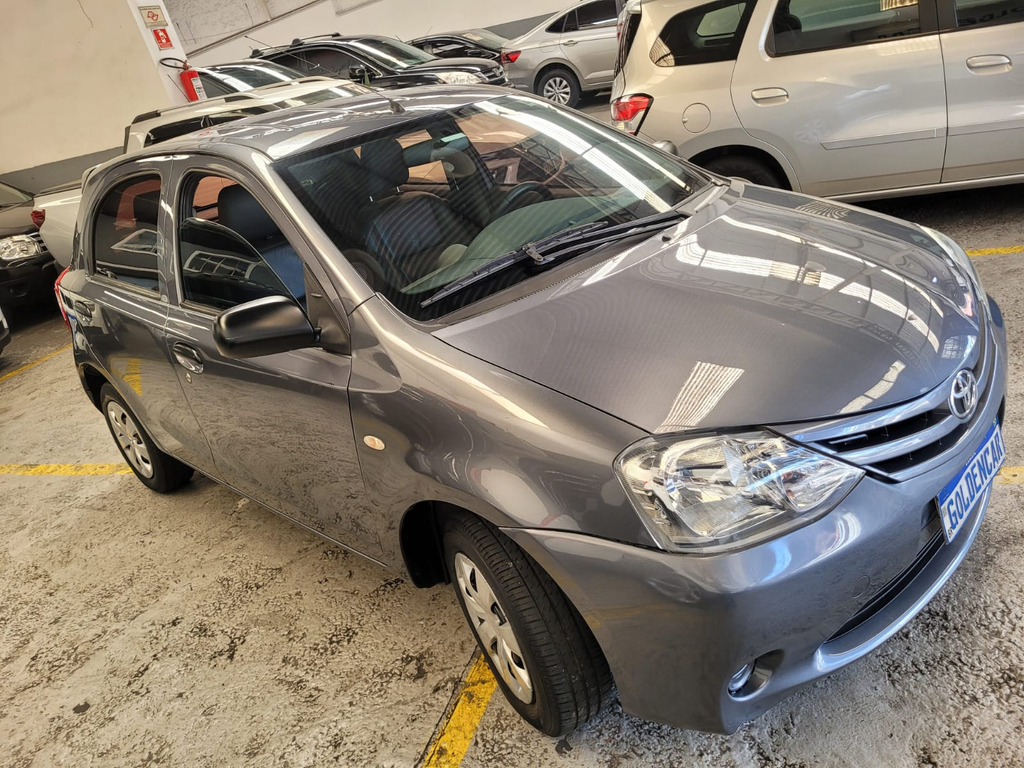 Toyota Etios Hatch Cinza