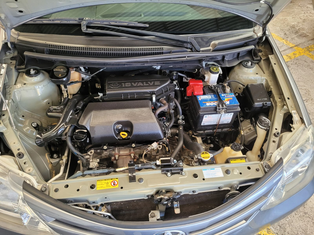 Toyota Etios Hatch Cinza