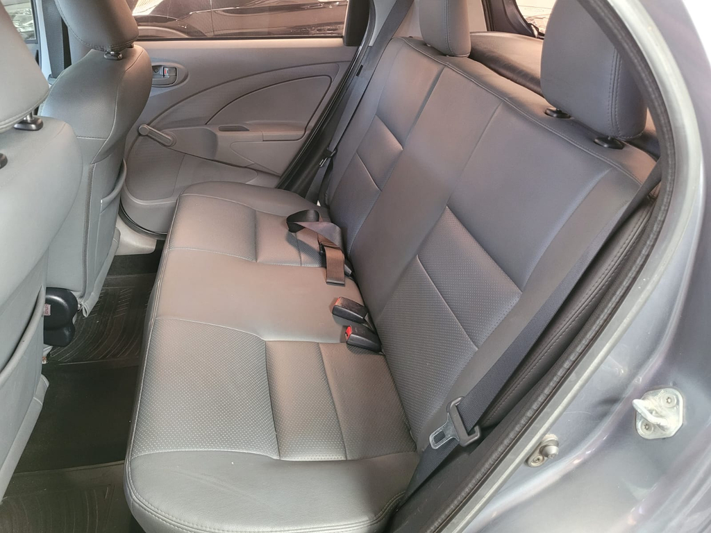 Toyota Etios Hatch Cinza