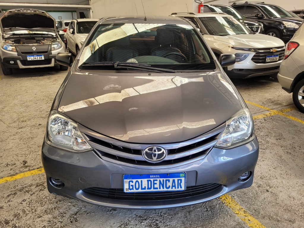 Toyota Etios Hatch Cinza