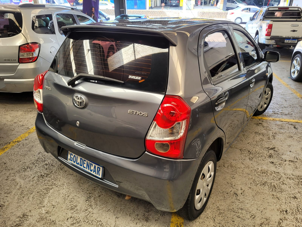 Toyota Etios Hatch Cinza