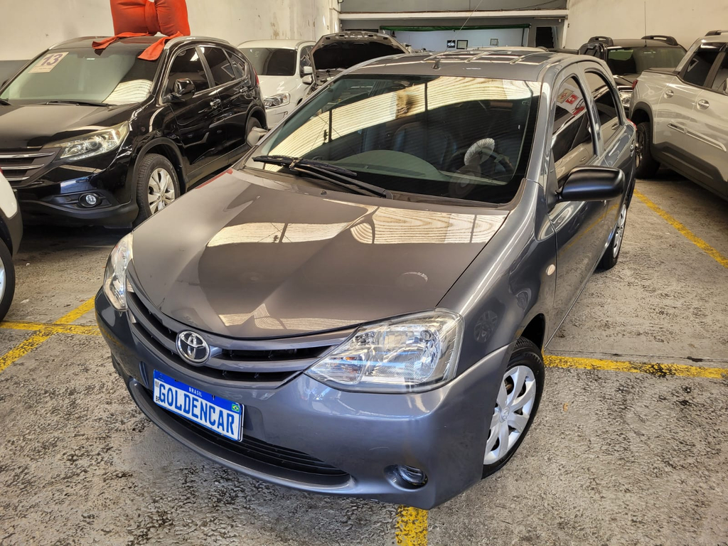 Toyota Etios Hatch Cinza