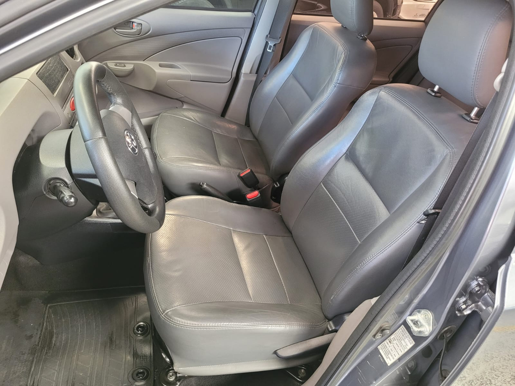 Toyota Etios Hatch Cinza