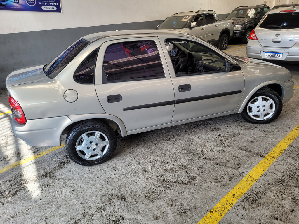Chevrolet Classic Bege
