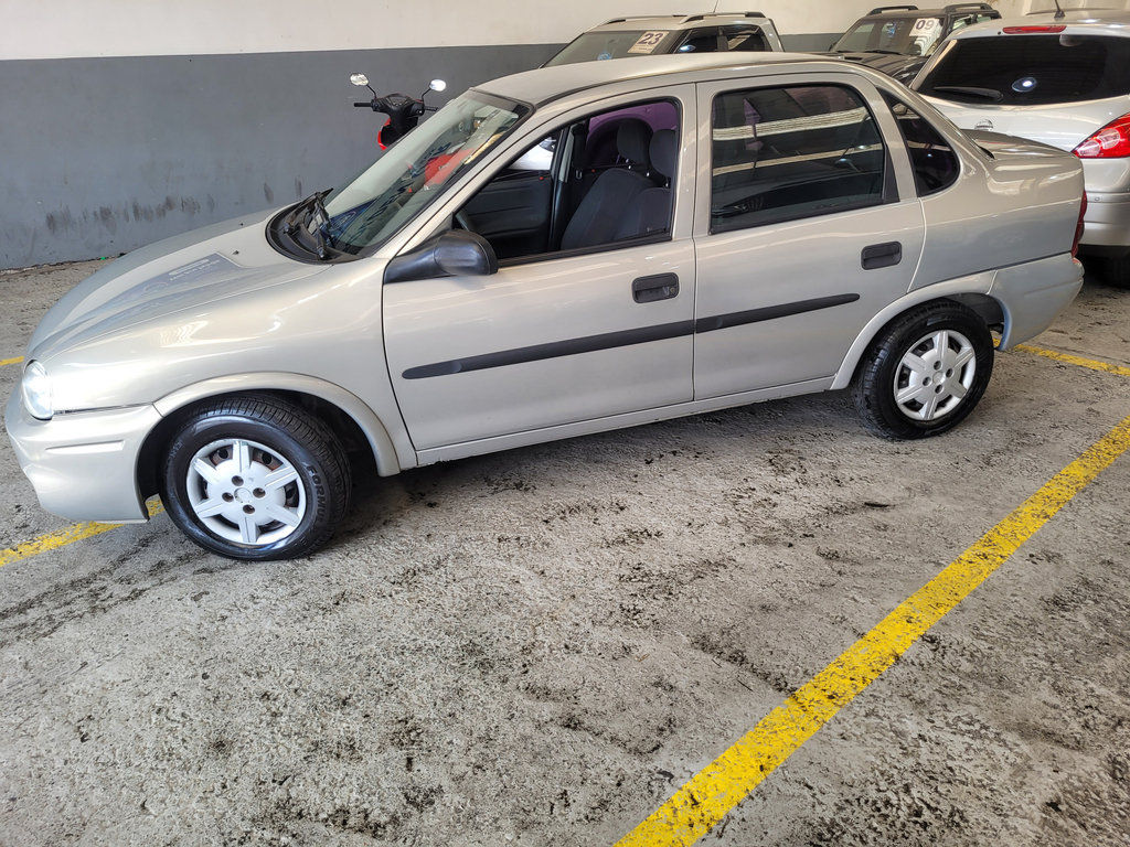 Chevrolet Classic Bege