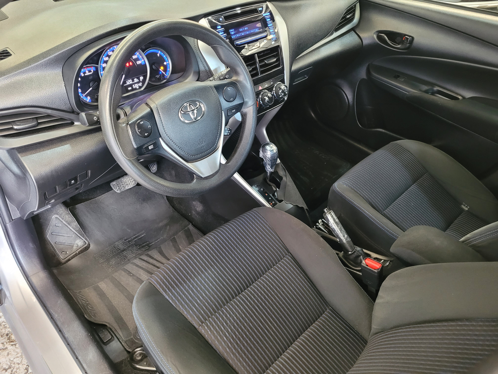 Toyota Yaris Hatch Prata